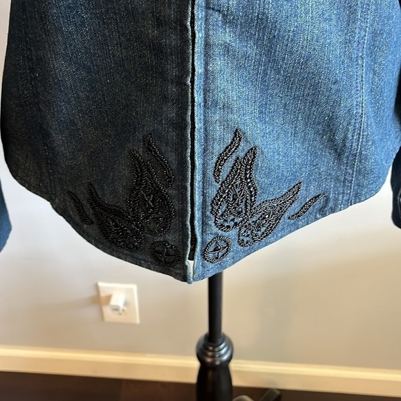 Dana Buchman jean jacket size 6 with black beading throughout.  Zippped front - Picture 3 of 7